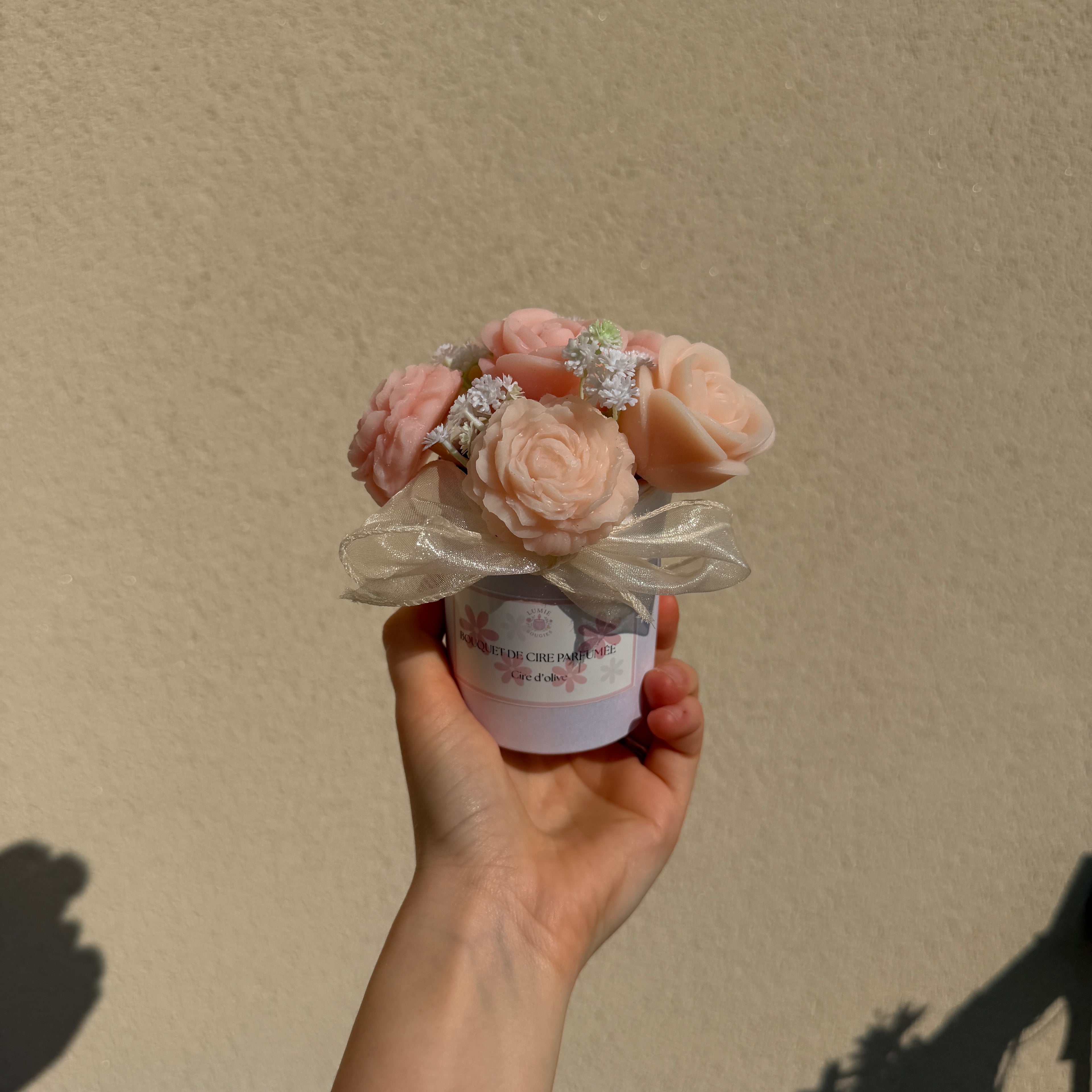 Bouquet parfumé de fondants (+ fleurs artificielles)  - Senteur frangipanier jasmin 110g