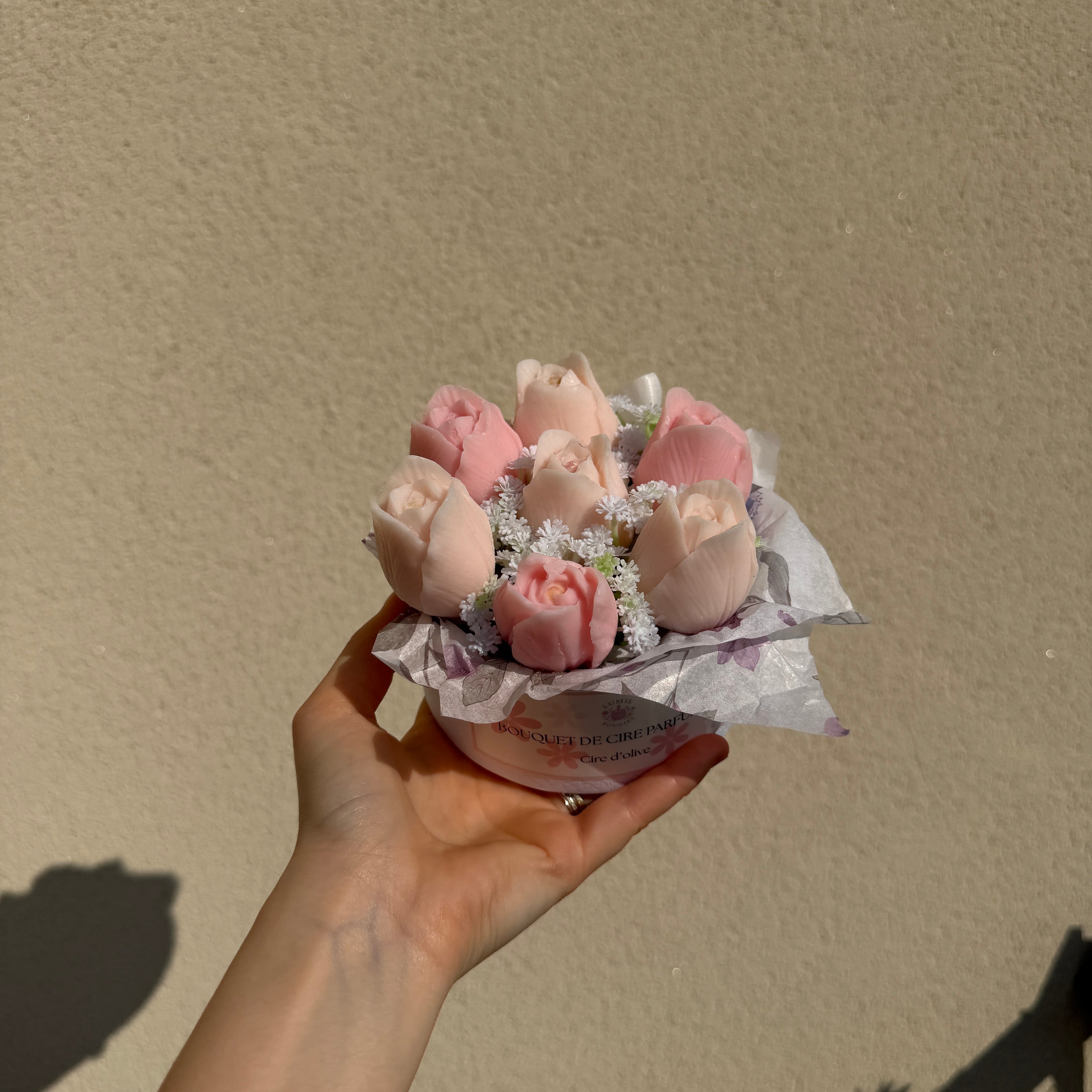 Bouquet parfumé de fondants (+ fleurs artificielles)- Senteur rose 150g