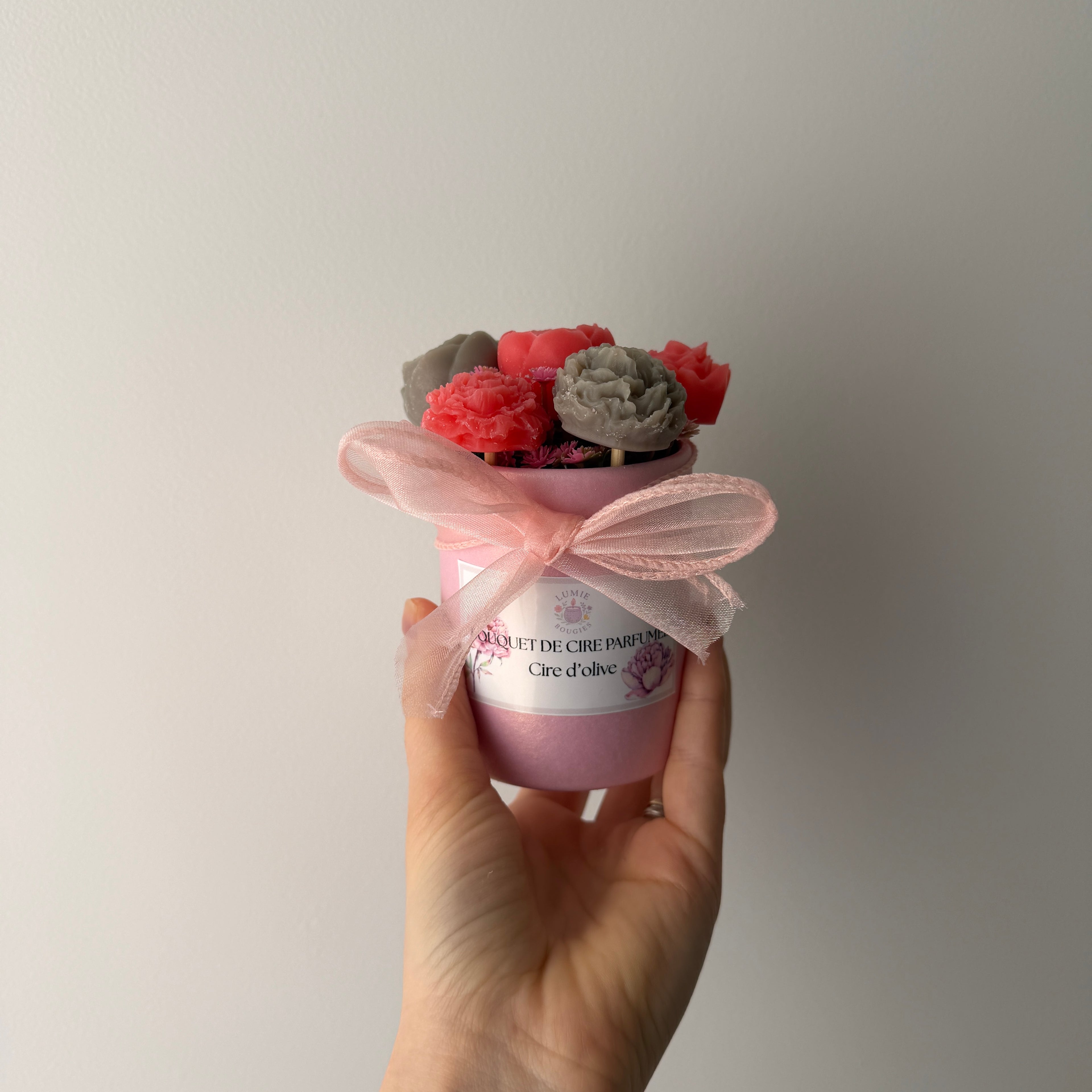 Bouquet parfumé de fondants (+ fleurs artificielles) - Senteur fleur de Sakura 85g socle rose