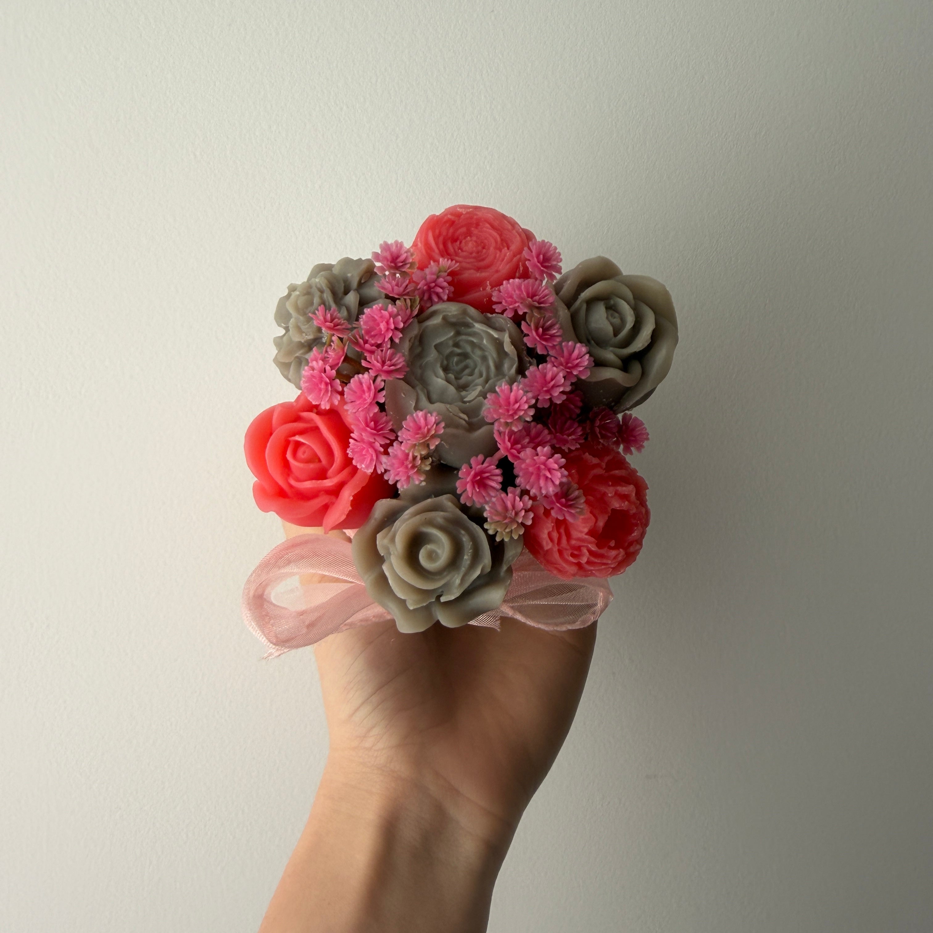 Bouquet parfumé de fondants (+ fleurs artificielles)  - Senteur fleur de Sakura 110g socle blanc