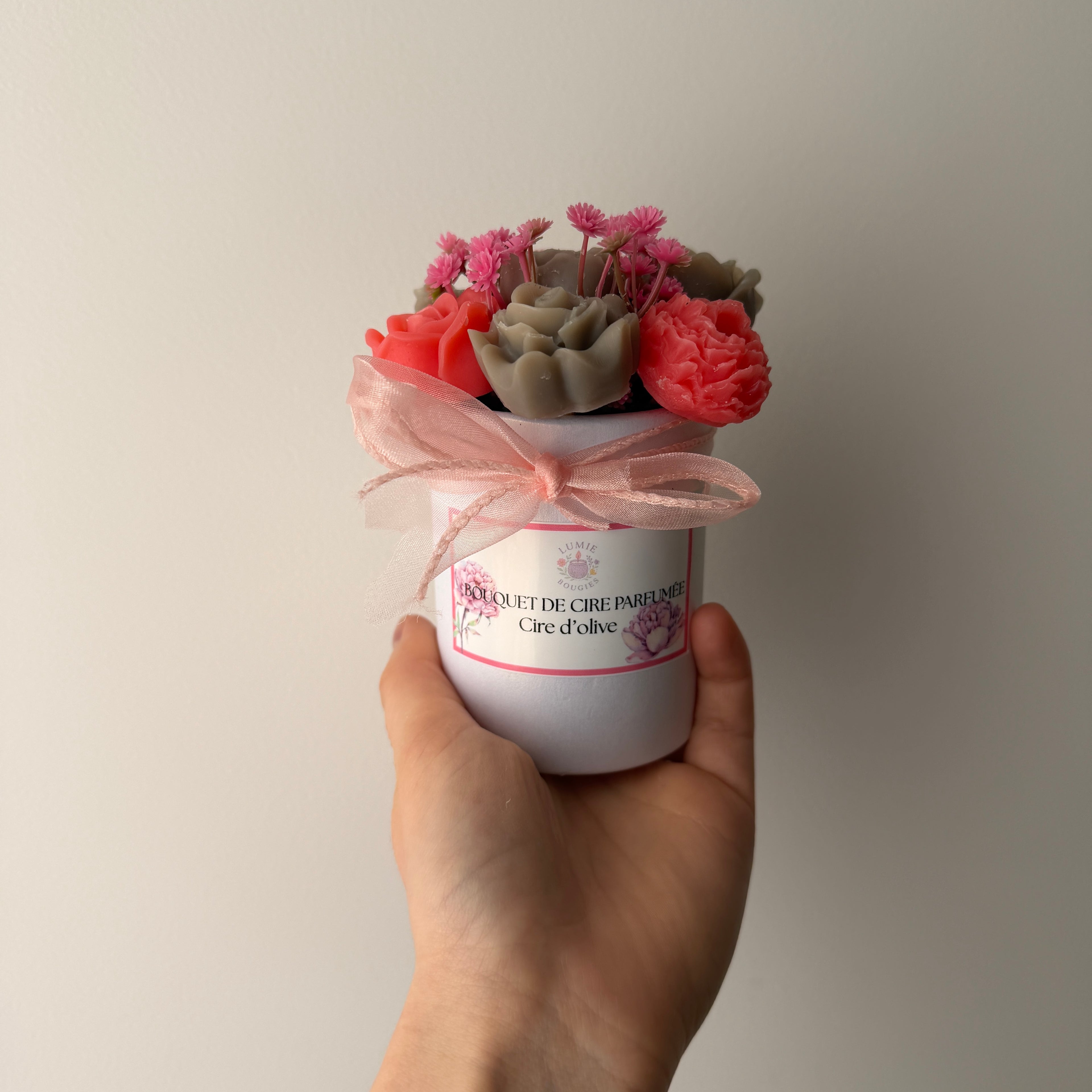 Bouquet parfumé de fondants (+ fleurs artificielles)  - Senteur fleur de Sakura 110g socle blanc