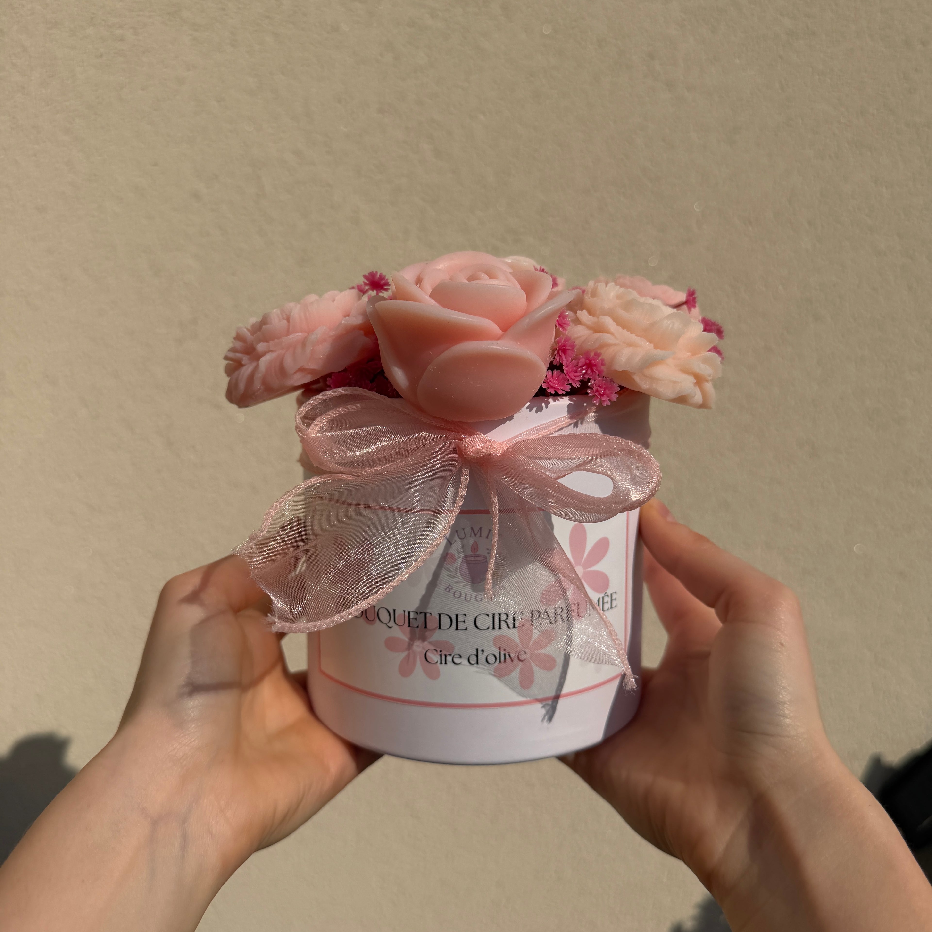Bouquet parfumé de fondants (+ fleurs artificielles)  - Senteur frangipanier jasmin 280g