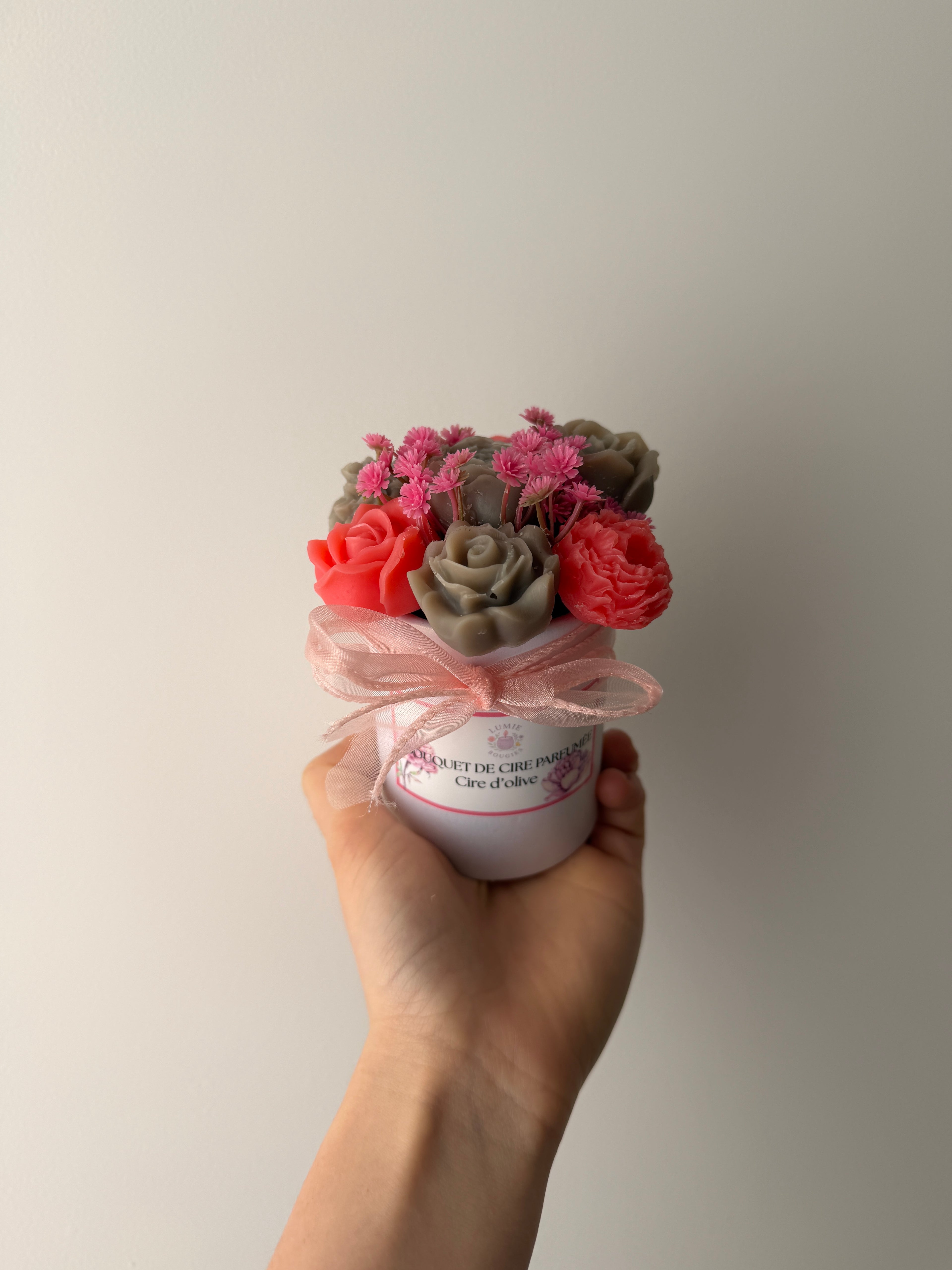 Bouquet parfumé de fondants (+ fleurs artificielles)  - Senteur fleur de Sakura 110g socle blanc