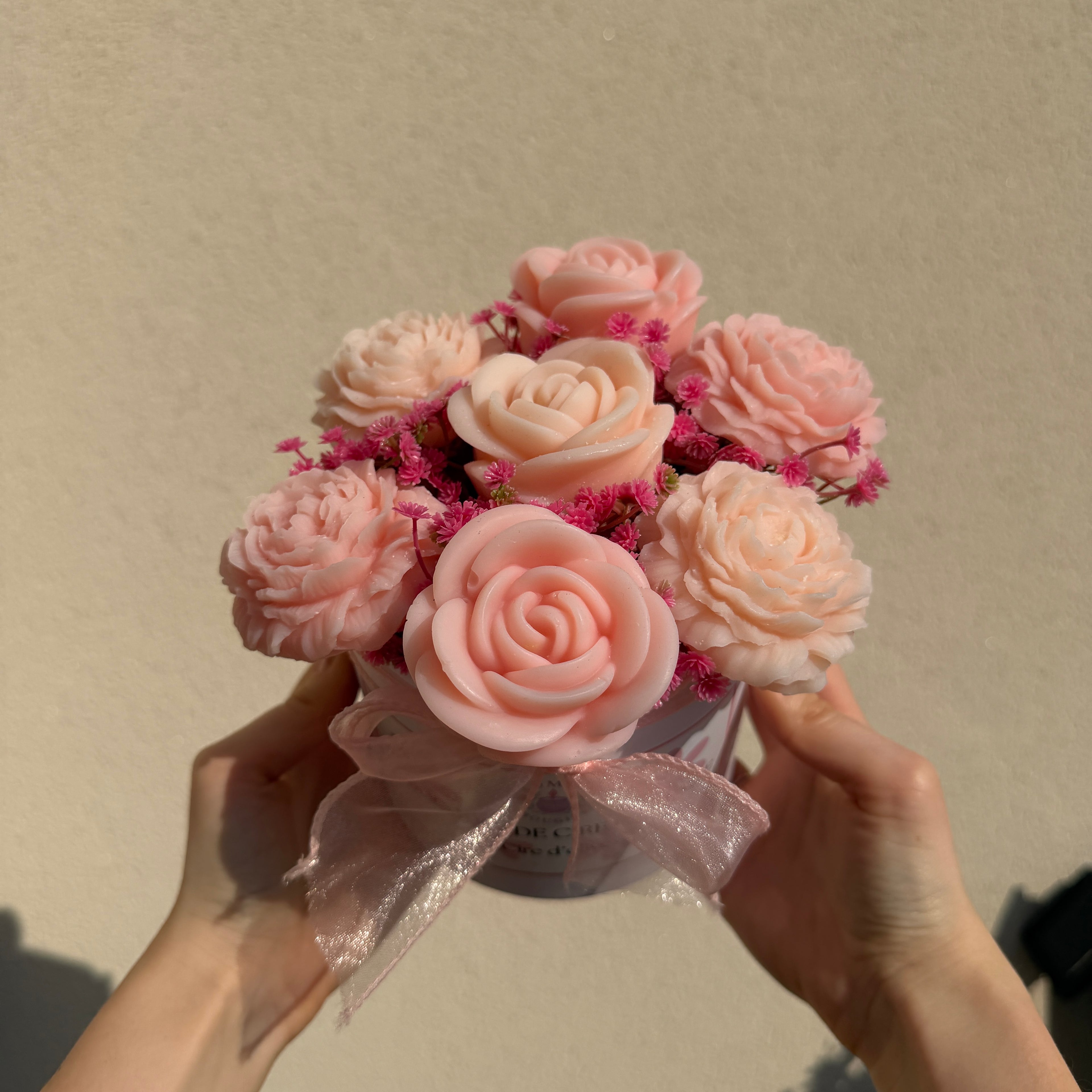 Bouquet parfumé de fondants (+ fleurs artificielles)  - Senteur frangipanier jasmin 280g