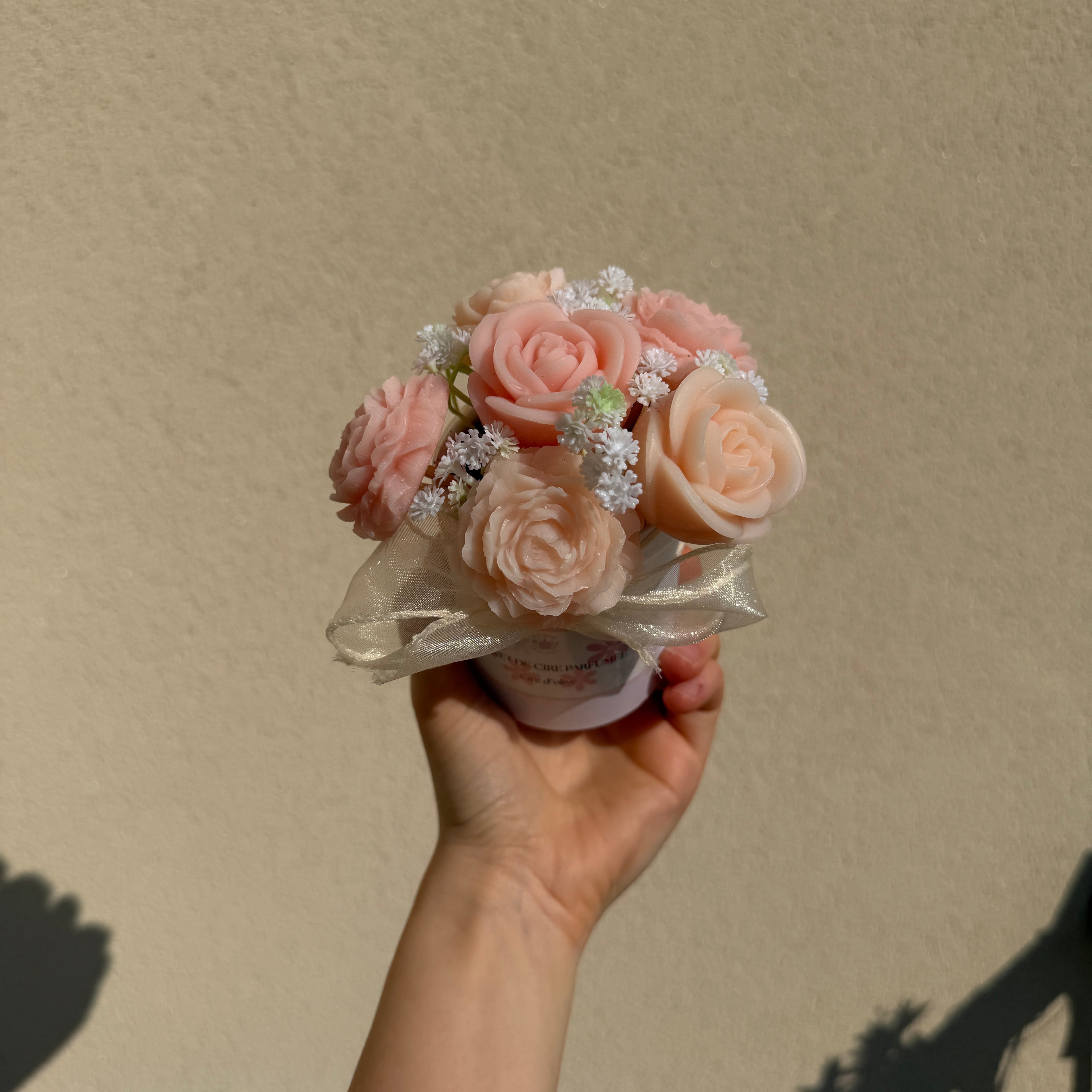 Bouquet parfumé de fondants (+ fleurs artificielles)  - Senteur frangipanier jasmin 110g