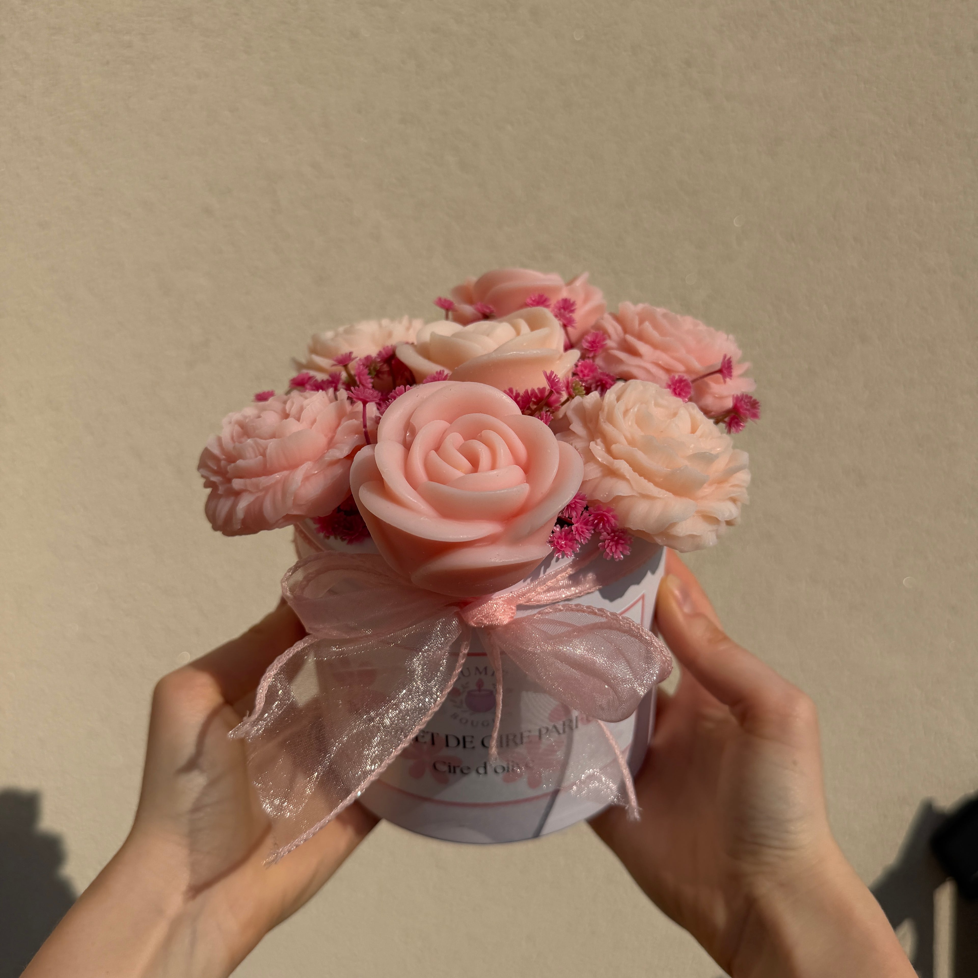 Bouquet parfumé de fondants (+ fleurs artificielles)  - Senteur frangipanier jasmin 280g