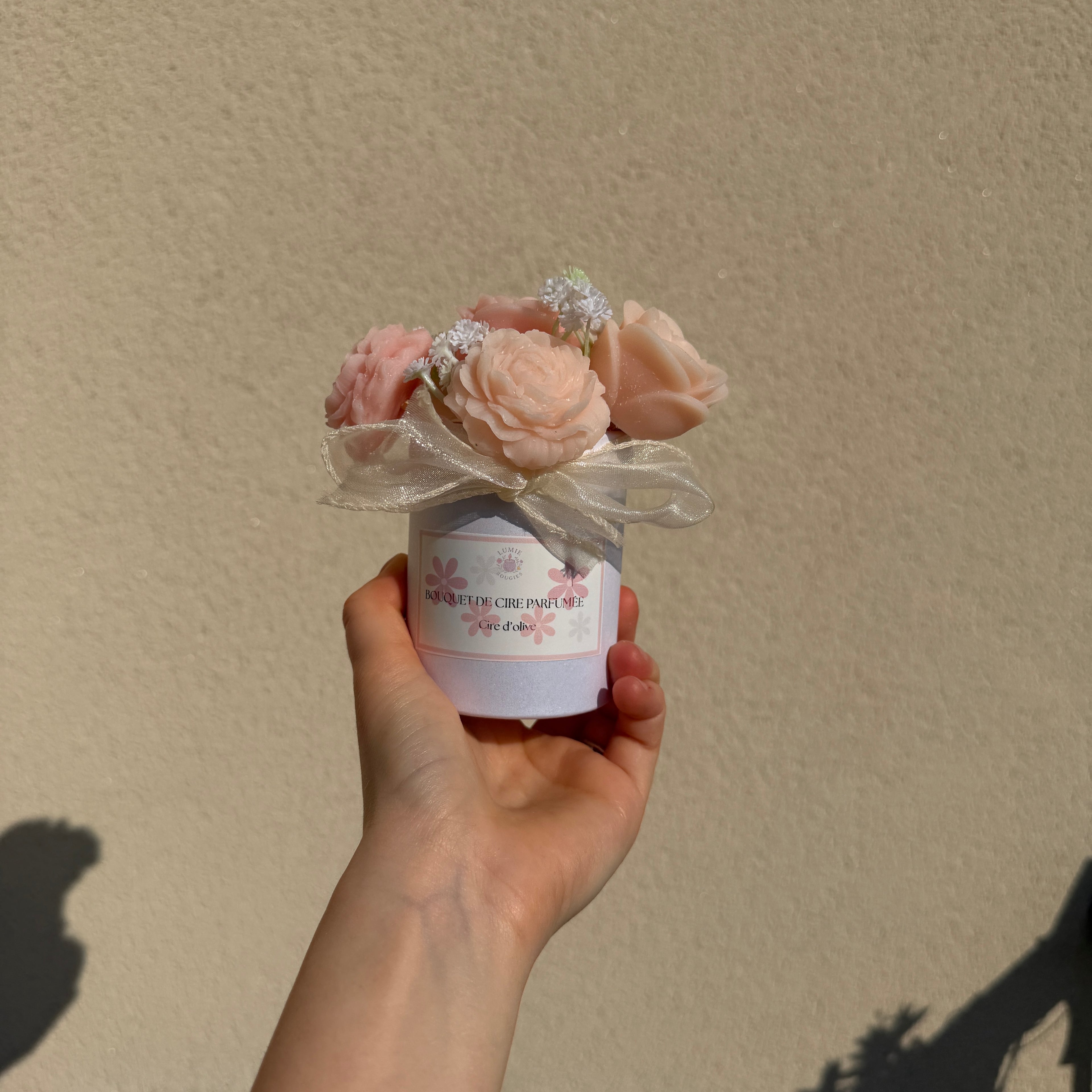 Bouquet parfumé de fondants (+ fleurs artificielles)  - Senteur frangipanier jasmin 110g
